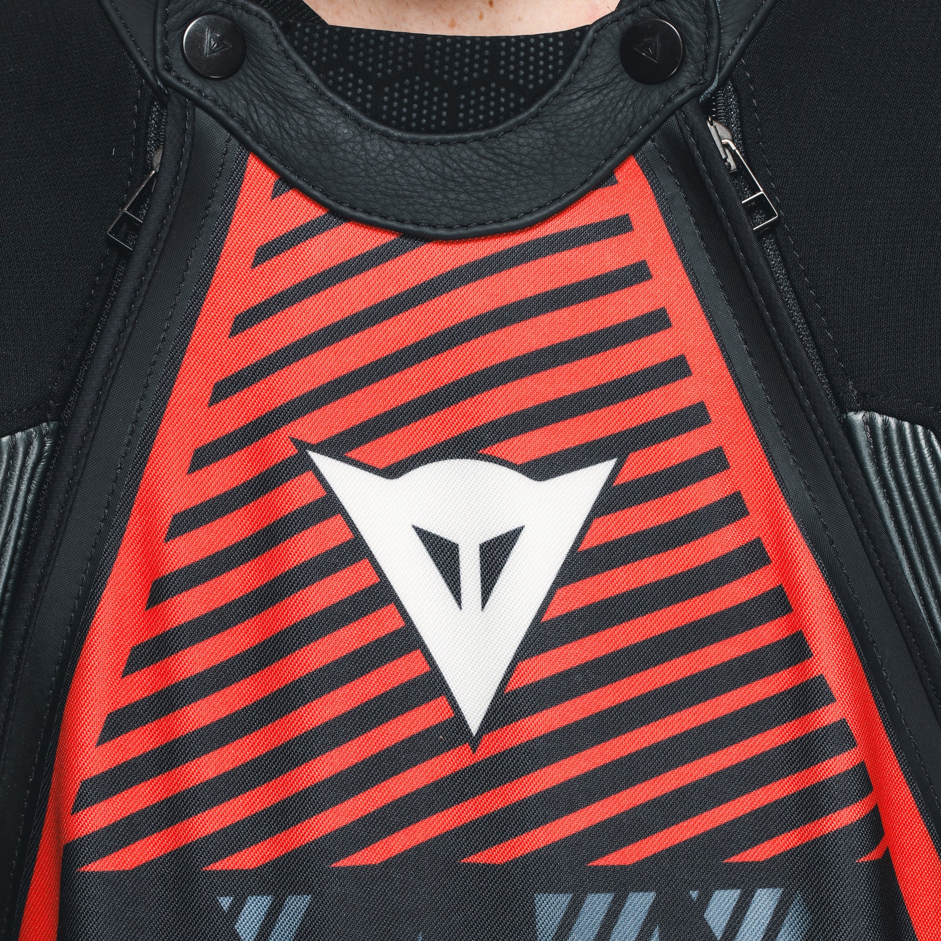 Dainese Audax D-ZIP Eendelig Leerpak – Geperforeerd Racepak | Heren | Zwart/Rood 