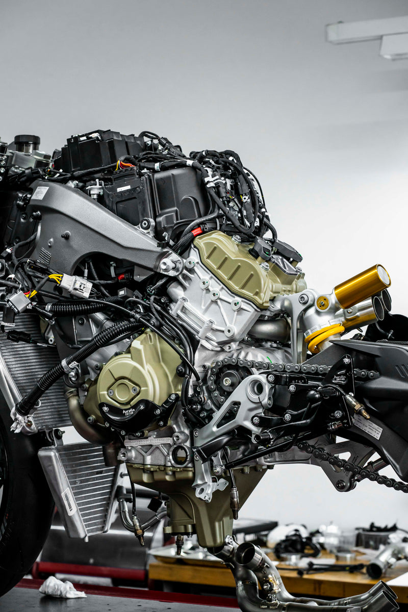 Offen aufgebautes Motorrad bei einem Racing-Umbau in der Werkstatt