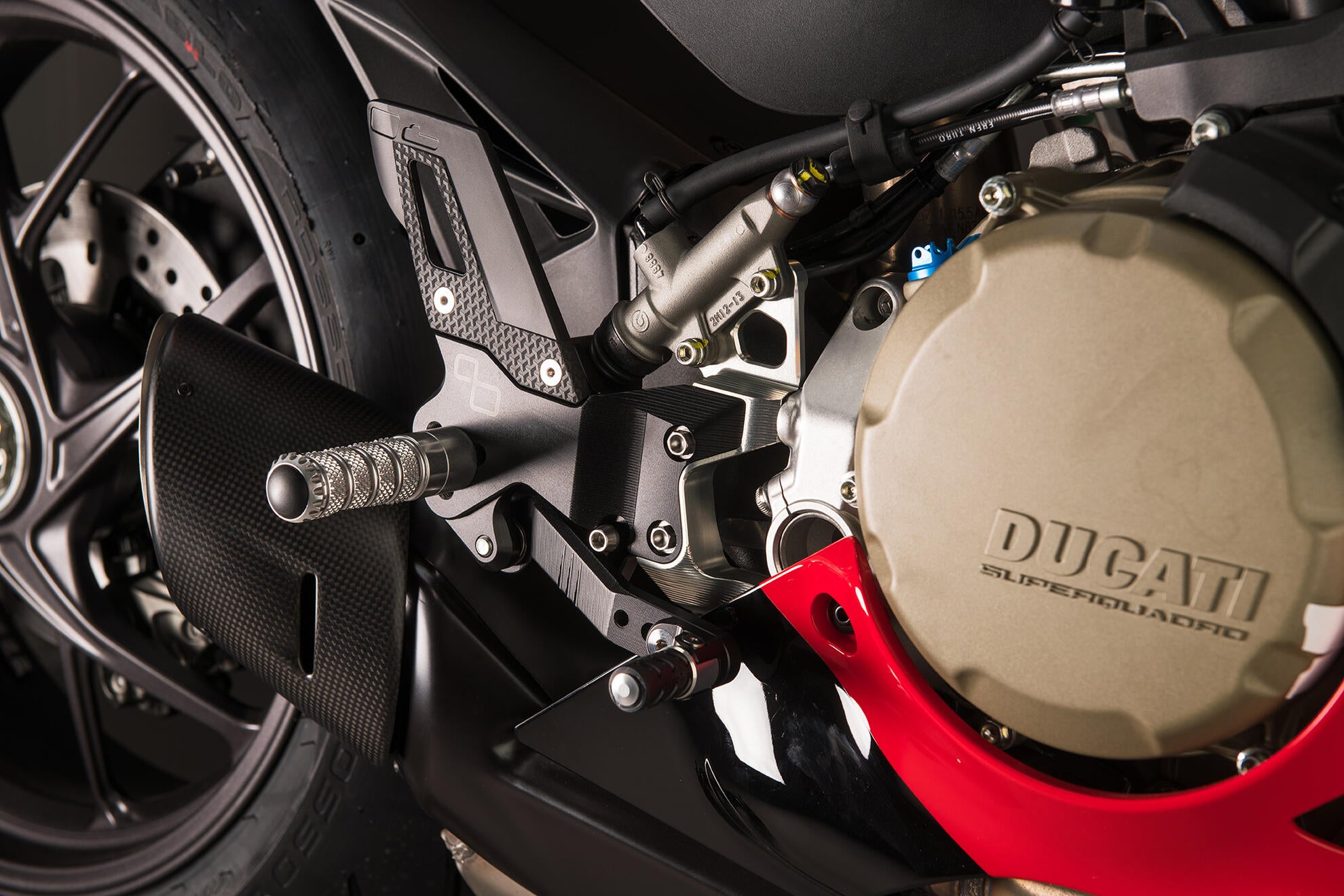 Voetsteun installatie Track-Use LighTech omkeerschakeling Ducati Panigale 1299/S (15-18) FTRDU014 
