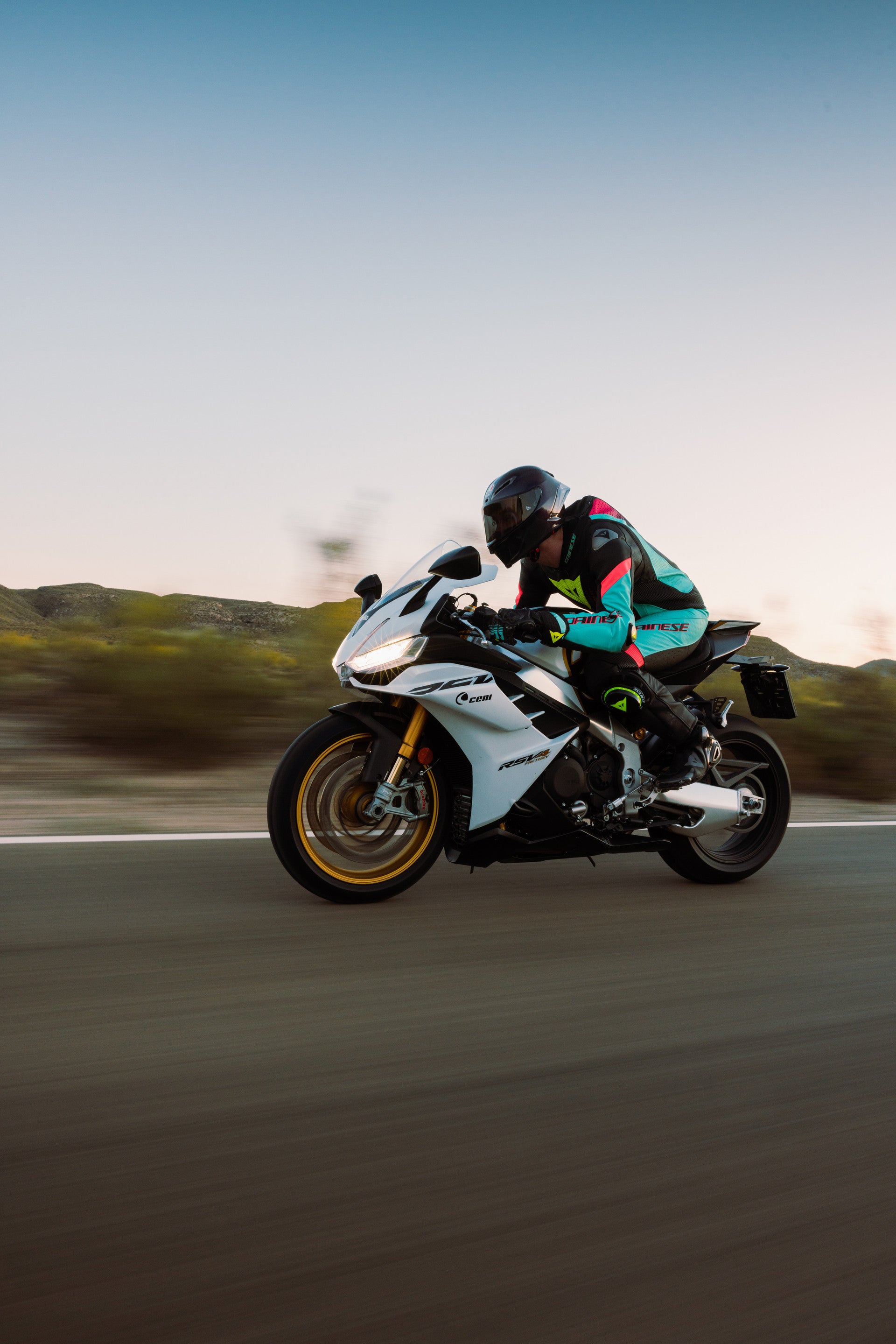 Dainese Laguna Seca 6 Einteiler leren overall – Geperforeerd racepak | Heren | Turquoise/Pink/Neon Geel 