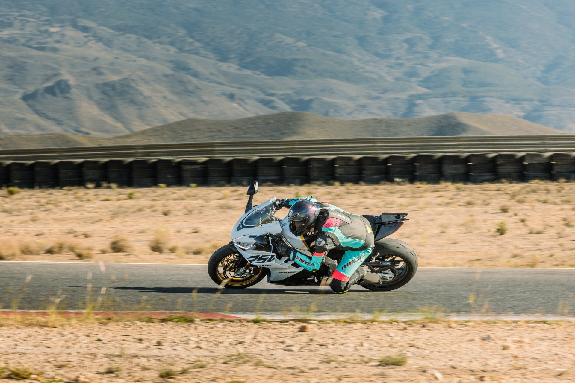 Dainese Laguna Seca 6 Einteiler leren overall – Geperforeerd racepak | Heren | Turquoise/Pink/Neon Geel 